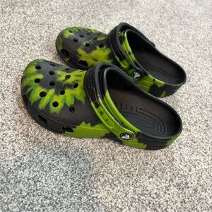 CROCS Kids' Black and Green Tie-Dye Clogs